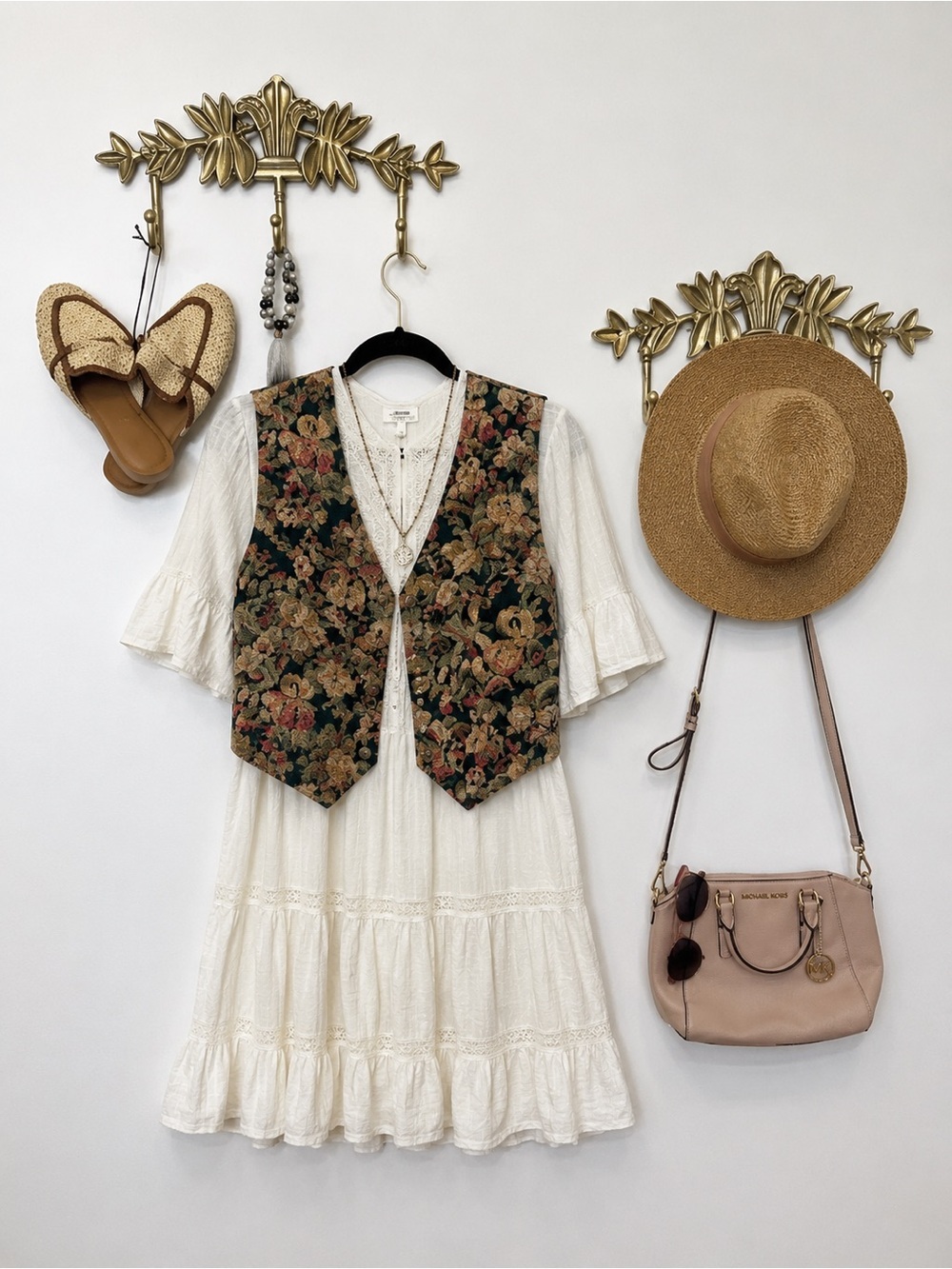 Vintage Floral Vest in Green and Pink s ptp 18.5” l 20.5” 🇨🇦